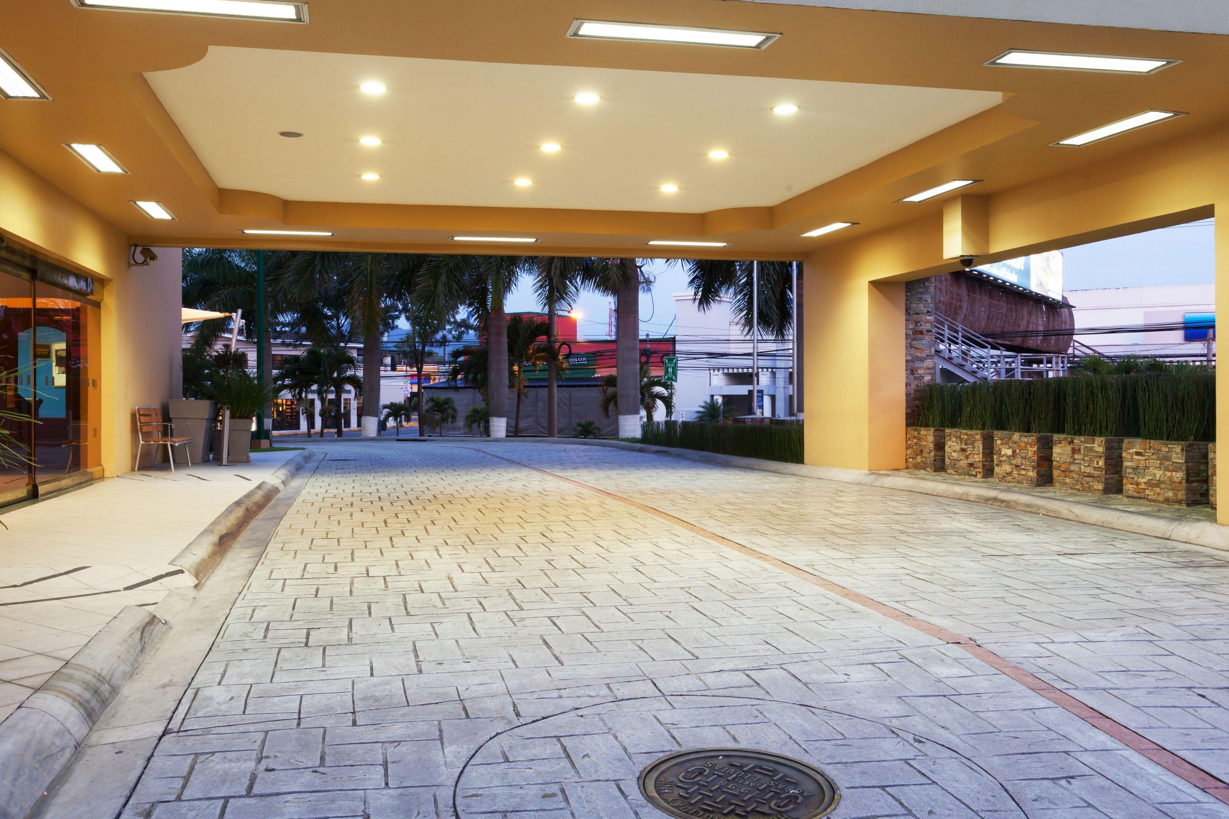 Holiday Inn San Salvador By Ihg Екстериор снимка